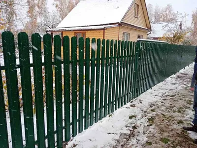 Комбинированный забор из профнастила и металлического штакетника: цена за  работу в Москве | Заказать установку недорогого забора под ключ