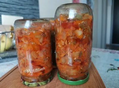 Салат из баклажанов с перцем, помидорами и луком на зиму: рецепт - Лайфхакер