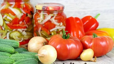 Огурцы в томатной заливке с чесноком на зиму рецепт фото пошагово и видео |  Рецепт | Рецепты, Кулинария, Еда