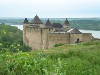 Замок Palanok и его большие стены лучшие замки в Украине Стоковое Фото -  изображение насчитывающей крепость, ведущего: 182757658