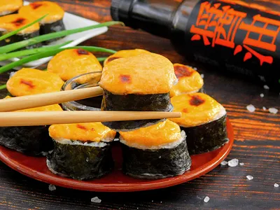 Запеченный ролл с крабом под сырным соусом - Суши Лавка — доставка суши,  роллов и других блюд японской кухни в Костроме