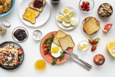 FOOD DIARY 🍓 в Instagram: «Хорошое утро начинается с вкусного завтрака❤️🍓  -сырники со сгущенкой и ягодами» | Yummy food, Healty food, Raw food recipes