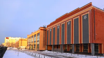 Игорь Бускин осмотрел обновленное здание школы № 281 в Бабушкинском районе