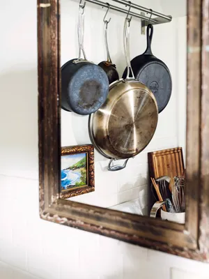 Зеркало в интерьере кухни: 12 способов размещения - большое зеркало по  феншуй, зеркальный фартук и даже целая стена! | Houzz Россия