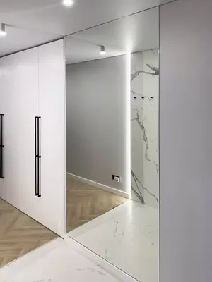 Прямоугольное зеркало от пола до потолка в прихожей на заказ в Москве
