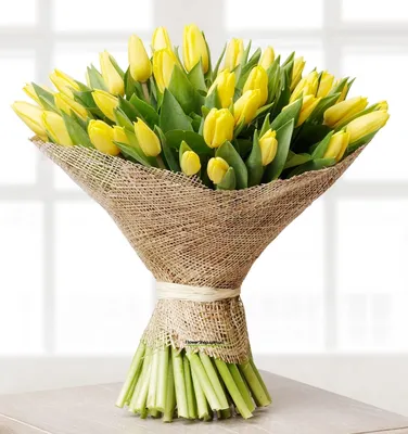 Купить Букет желтых тюльпанов и ирисов в упаковке по цене 4520₽ доставка в  Рязани | http://Cvetnik62.ru
