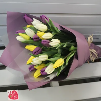Букет из 25 тюльпанов «Желтые тюльпаны в упаковке с зеленью», артикул:  333013267, с доставкой в город Москва (внутри МКАД)