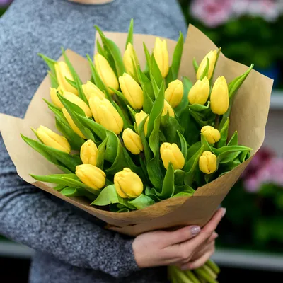 Купить букет из желтых и фиолетовых тюльпанов в Нижнем Новгороде с  доставкой недорого