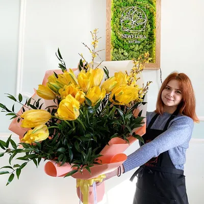 Букет 19 бело-желтых тюльпанов с доставкой в Новосибирске. Служба доставки  цветов и подарков - FLO365