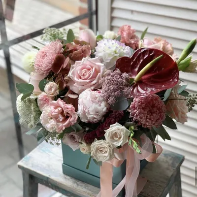 Купить Живые цветы в коробке \"Милана\" в Москве недорого с доставкой