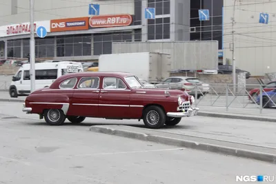 Тест-драйвы и обзоры ГАЗ 12 ЗИМ (GAZ 12). ЗИМ (ГАЗ-12) : Черный автомобиль  красного руководства