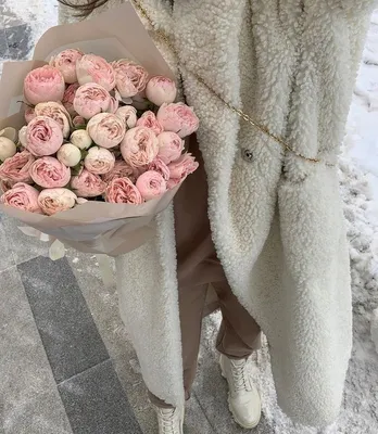 Лера в Instagram: «Цветы зимой красивее, а ягоды слаще♥️ Согласны?  #thenoisetier #pinterest #velvetdynasty #everydaylux #эстетикомуд #llemerc…  | Цветы, Ягоды, Розы