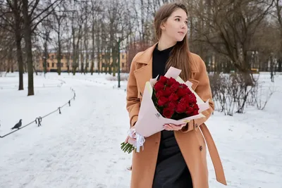 Зимний букет 7 белых роз с елкой и шишками купить с доставкой в СПб