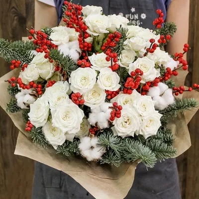 Букет «Зимний» из кустовых роз, илекса, ели и хлопка - интернет-магазин  «Funburg.ru»