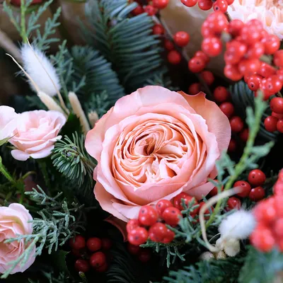 Зимний букет невесты с розами и фрезией.