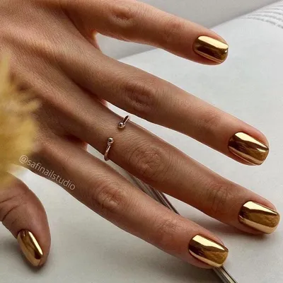 Золотые ногти: 10 красивых блестящих маникюров на Новый год 2024 | theGirl