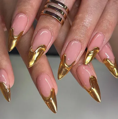 Золотые ногти: 10 красивых блестящих маникюров на Новый год 2024 | theGirl