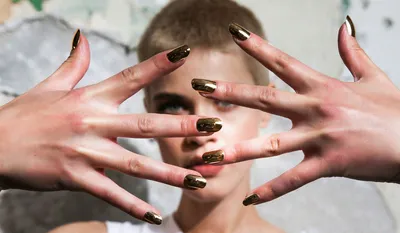 Золотой маникюр: 102 фото идеи дизайна ногтей с золотом и блестками