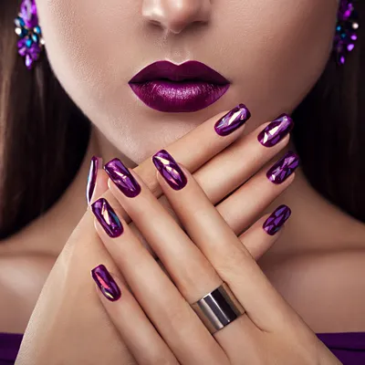 https://www.cosmopolitan.com/style-beauty/beauty/g46237447/gold-nail-ideas/