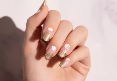75 Festive Gold Christmas Nail Art and Nail Designs To Wear 2024 | Sarah  Scoop