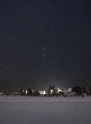 Звёздное небо над деревней зимой. Фотограф Сальников Евгений