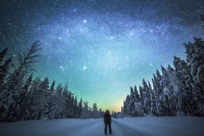 Обои на рабочий стол Мужчина на льду озера смотрит на звездное небо зимой,  обои для рабочего стола, скачать обои, обои бесплатно